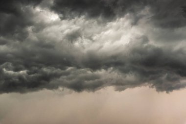 Kasvetli bulutlar fırtınadan önce gökyüzünü örttü..