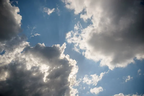 嵐の前に曇りの空 暗い不吉な雲 — ストック写真