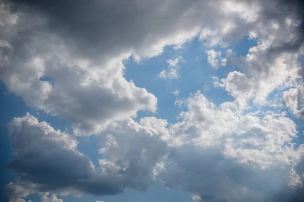 嵐の前に曇りの空 暗い不吉な雲 — ストック写真