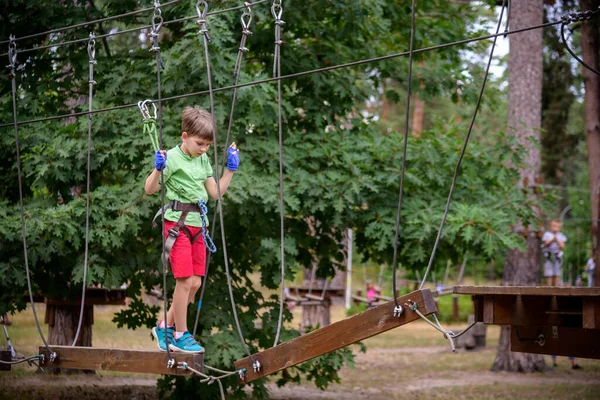 Joven Muy Emocionado Jugando Aire Libre Parque Cuerdas Niño Caucásico — Foto de Stock