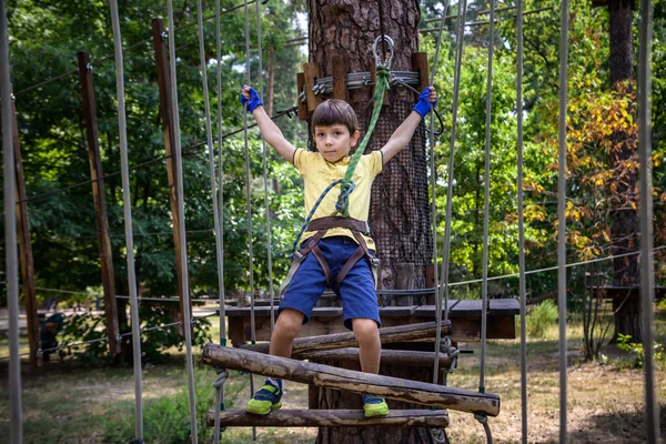 Forte Garoto Animado Jogando Livre Parque Corda Criança Caucasiana Vestida — Fotografia de Stock