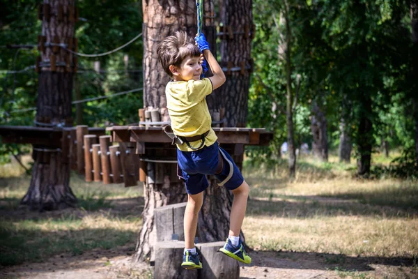 Joven Muy Emocionado Jugando Aire Libre Parque Cuerdas Niño Caucásico — Foto de Stock
