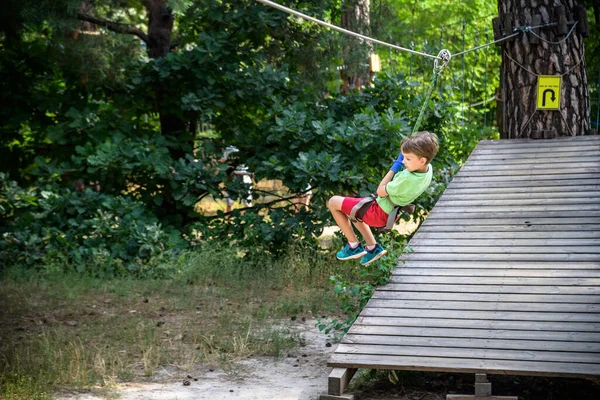 Взволнованный Мальчик Играл Свежем Воздухе Парке Кавказский Ребенок Одет Повседневную — стоковое фото