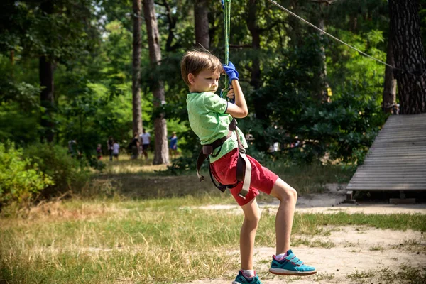 Joven Muy Emocionado Jugando Aire Libre Parque Cuerdas Niño Caucásico — Foto de Stock