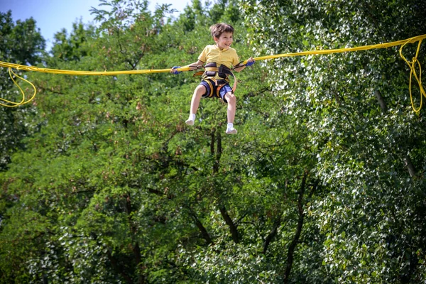 Garçon Saute Sur Trampoline Élastique Enfant Avec Une Assurance Des — Photo