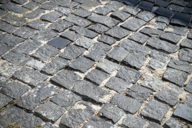 Eski asfalt döşemeler, taş kaldırımlar, yol Avrupa tarzı, taşların dokusu..