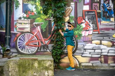 KYIV, UKRAINE - 11 Eylül 2021: Kyiv 'deki Andriivs' in iniş basamağındaki duvarda duvar resmi.