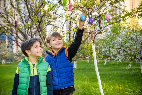 Los Niños Búsqueda Huevos Pascua Floreciente Jardín Primavera Niños Busca — Foto de Stock