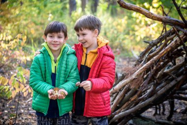 Bahar ya da sonbahar çam ormanlarında oynayan iki kardeş kardeş bir kulübe inşa etmişler. Çocuklarla vakit geçirmek için..