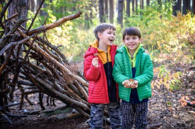 Bahar ya da sonbahar çam ormanlarında oynayan iki kardeş kardeş bir kulübe inşa etmişler. Çocuklarla vakit geçirmek için..