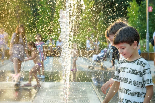 Chicos Saltando Fuentes Agua Niños Jugando Con Una Fuente Ciudad —  Fotos de Stock