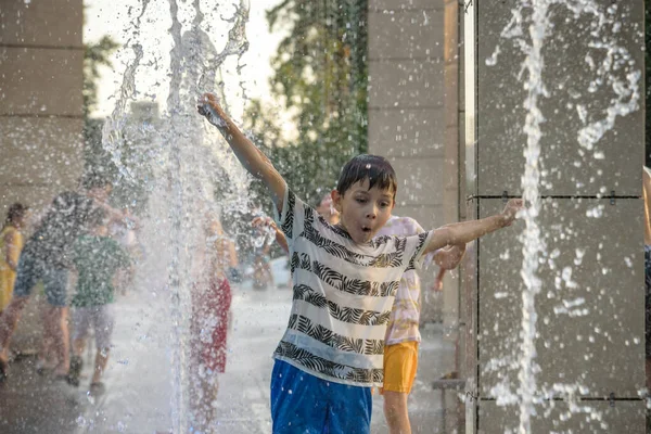 Chicos Saltando Fuentes Agua Niños Jugando Con Una Fuente Ciudad —  Fotos de Stock