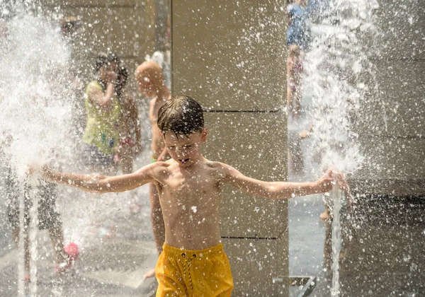 Chico Divirtiéndose Fuentes Agua Niño Jugando Con Una Fuente Ciudad —  Fotos de Stock