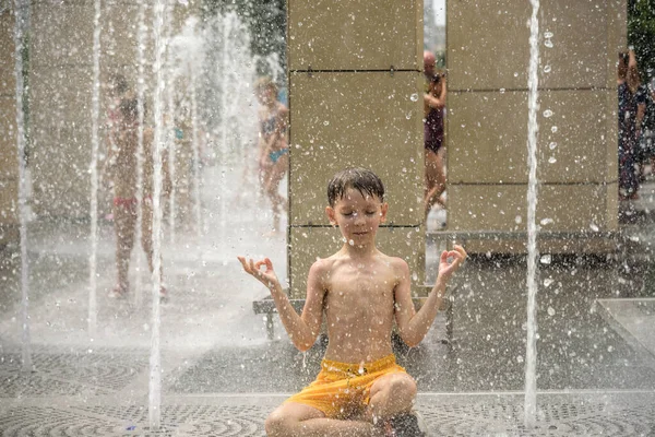 Boy Meditating Water Fountain Find Zen Child Playing City Fountain — Stok fotoğraf
