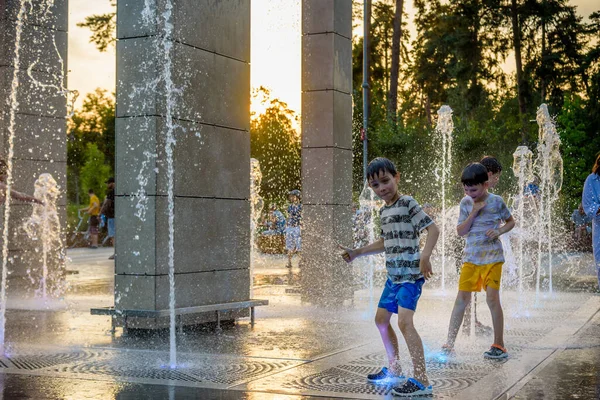 Kyiv Ukraine August 2021 Boys Jumping Water Fountains Children Playing — Stock Fotó