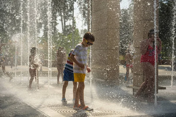 Kyiv Ukraine August 2021 Boys Jumping Water Fountains Children Playing —  Fotos de Stock