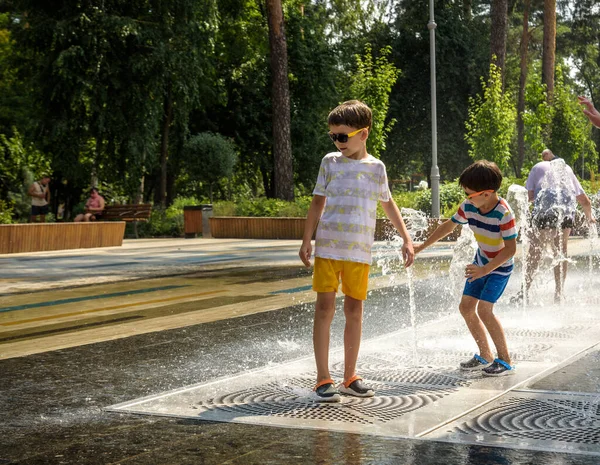 Kyiv Ukraine August 2021 Boys Jumping Water Fountains Children Playing — Photo