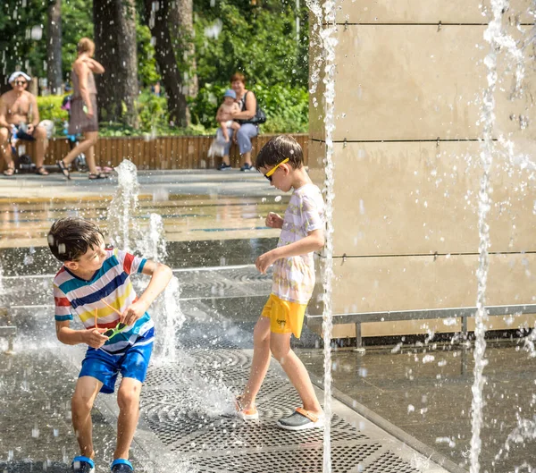 Kyiv Ukraine August 2021 Boys Jumping Water Fountains Children Playing —  Fotos de Stock