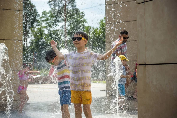 Kyiv Ukraine August 2021 Boys Jumping Water Fountains Children Playing — Stok fotoğraf