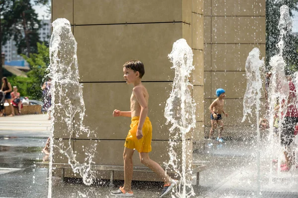 Kyiv Ukraine August 2021 Boys Jumping Water Fountains Children Playing — Stok fotoğraf