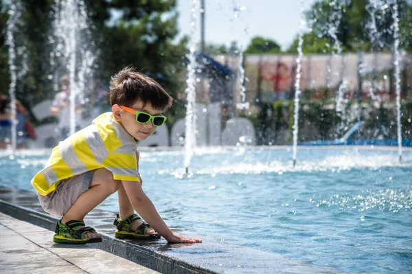 Niño Juega Plaza Cerca Piscina Con Chorros Agua Fuente Soleado —  Fotos de Stock