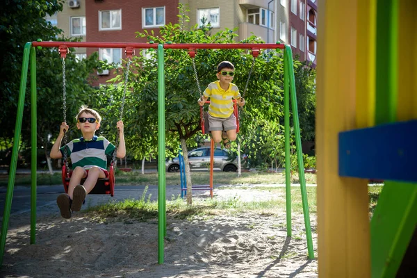 Két Kisfiú Akik Jól Érzik Magukat Hintával Szabadtéri Játszótéren Gyerekek — Stock Fotó