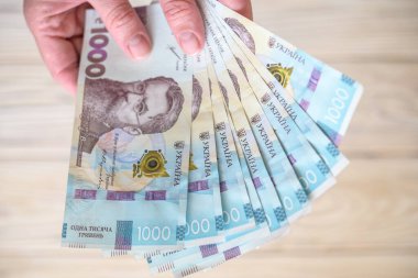 Ukrayna 'nın parası. Tahta masadaki Ukrayna Hryvnia banknotları. Hryvnia 1000 uah.