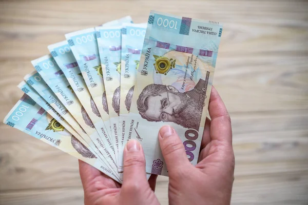 Ukrayna 'nın parası. Tahta masadaki Ukrayna Hryvnia banknotları. Hryvnia 1000 uah.