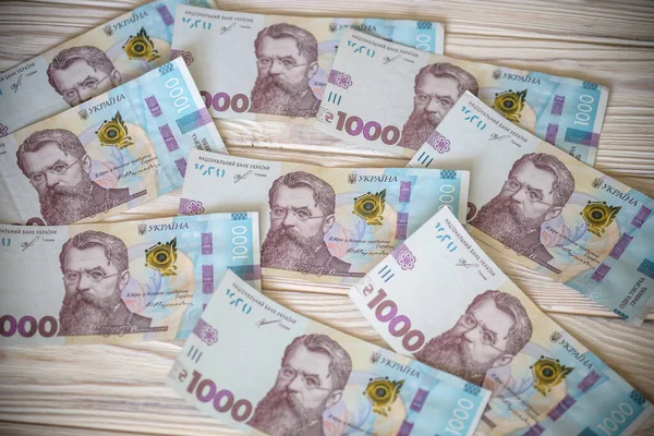 近1000乌克兰人的白种人背景的钱 业务单位布局 带有文本复制空间 危机和金融动荡 通货膨胀 货币贬值 经济萧条问题 — 图库照片
