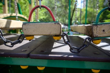 Plastik boş oyun alanından yapılmış renkli oyun alanı oyun alanı ekipmanları. Oyun alanı. Oyun alanı. Bahçe malzemeleri. Çocuk kaydırağı. Okul bahçesi. Parktaki oyun parkı.