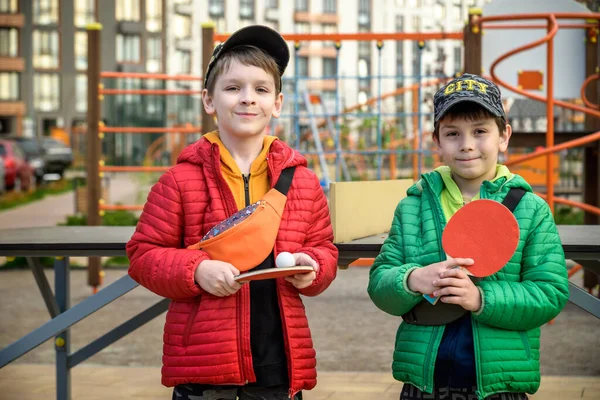 Two Happy Boys Teenager Twin Brothers Enjoying Vacation Playing Ping — стоковое фото
