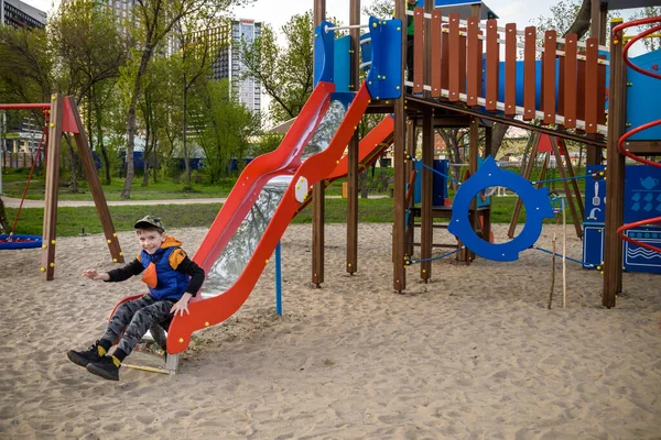 Retrato Bonito Menino Jogar Slide Playground Ensolarado Manhã — Fotografia de Stock