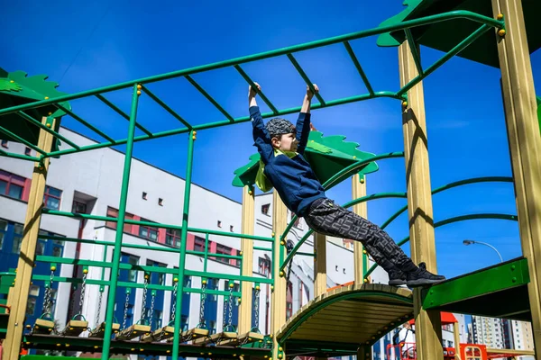 Хлопчик Підліток Сходження Дитячий Майданчик Відкритому Повітрі Альпініст Тренує Симулятор — стокове фото