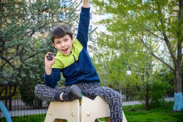 Хлопчик Грає Сучасним Спін Топ Відкритому Повітрі Розважальна Гра Дітей — стокове фото