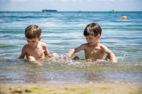 Família Feliz Brincando Água Azul Piscina Resort Tropical Mar Conceito — Fotografia de Stock