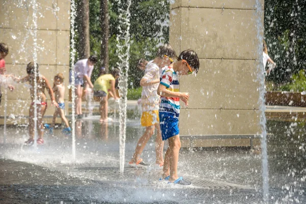 Chico Divirtiéndose Fuentes Agua Niño Jugando Con Una Fuente Ciudad —  Fotos de Stock