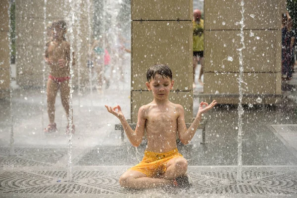 Niño Meditando Fuente Agua Encontrar Zen Niño Jugando Con Una —  Fotos de Stock