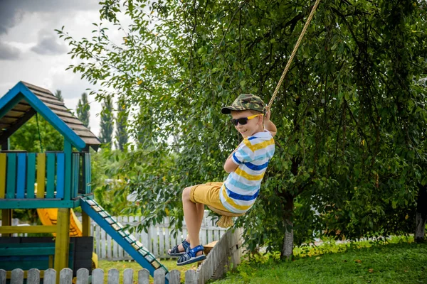 Счастливый Мальчик Веселится Веревочном Качеле Который Нашел Отдыхая Городом Активный — стоковое фото