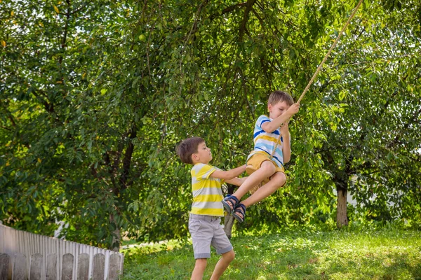 Dos Adorables Niños Felices Divierten Columpio Cuerda Que Encontrado Mientras — Foto de Stock