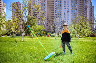 Mutlu çocuk yaz kampında tetherball swing oyunu oynuyor. Boş vakitleriniz kutlu olsun. Açık hava konsepti..