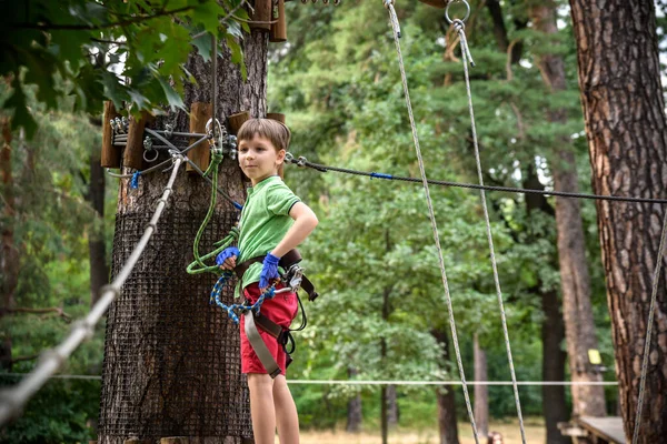 Joven Muy Emocionado Jugando Aire Libre Parque Cuerdas Niño Caucásico — Foto de Stock