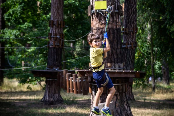 Joven Muy Emocionado Jugando Aire Libre Parque Cuerdas Niño Caucásico — Foto de Stock