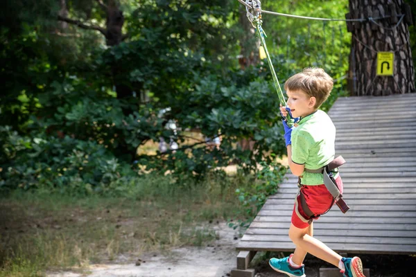 Взволнованный Мальчик Играл Свежем Воздухе Парке Кавказский Ребенок Одет Повседневную — стоковое фото