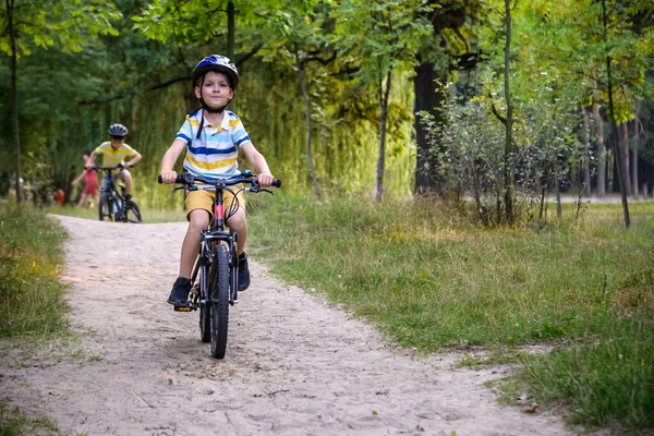 Dwójka Małych Chłopców Bawiących Się Balance Bike Wiejskiej Drodze Koncepcja — Zdjęcie stockowe