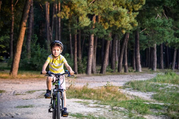 Portret Szczęśliwego Aktywnego Nastolatka Kasku Bezpieczeństwa Relaks Szkole Jazda Rowerze — Zdjęcie stockowe