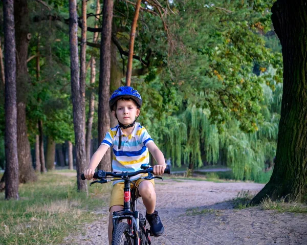 Porträt Eines Glücklichen Kleinkindes Das Mit Helm Fahrrad Fährt Reitet — Stockfoto