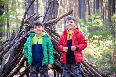 İki kardeş kardeş kardeş İlkbaharda ya da sonbaharda çam ormanlarında bir kulübe inşa ettiler..