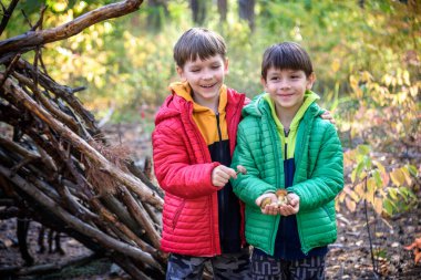 Bahar ya da sonbahar çam ormanlarında oynayan iki kardeş kardeş bir kulübe inşa etmişler. Çocuklarla vakit geçirmek için..