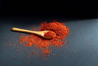 Siyah arka planı olan kırmızı biber.