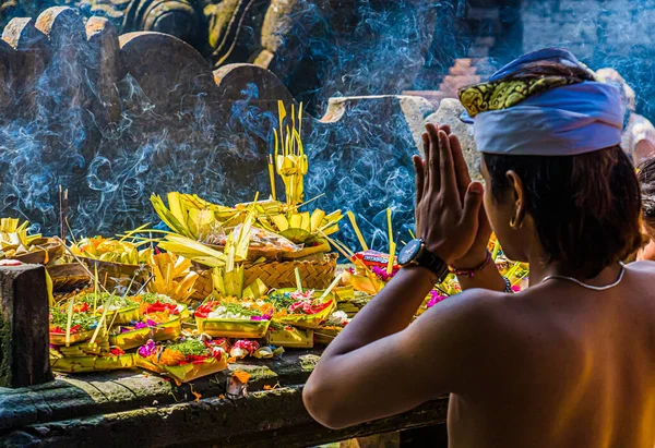 Devoto Orando Templo Bali Indonesia — Foto de Stock